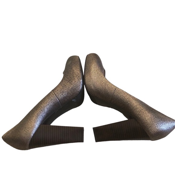 Calvin Klein Women’s Heels. Size 9. Runs Small.. Closer to a Size 8.5 ..Metallic - Picture 6 of 9